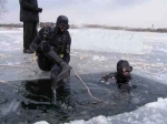 Машина с рыбаками провалилась под лед в километре от берега